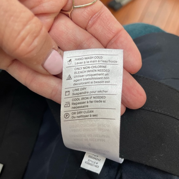 NWOT Vince Navy Blue Lightweight Cuffed Ankle Trousers Size 4 - Picture 8 of 9